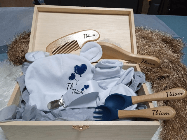 Coffret naissance / baby shower / prénatal - jolis cadeaux assortis présentés dans une boîte en bois massif à rabat - Tout personnalisable