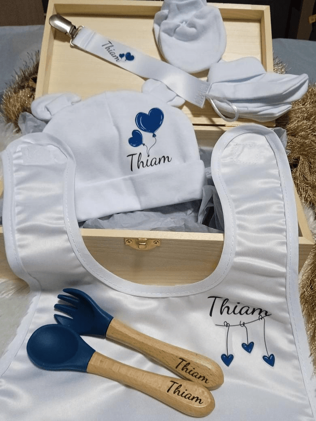 Coffret naissance / baby shower / prénatal - jolis cadeaux assortis présentés dans une boîte en bois massif à rabat - Tout personnalisable
