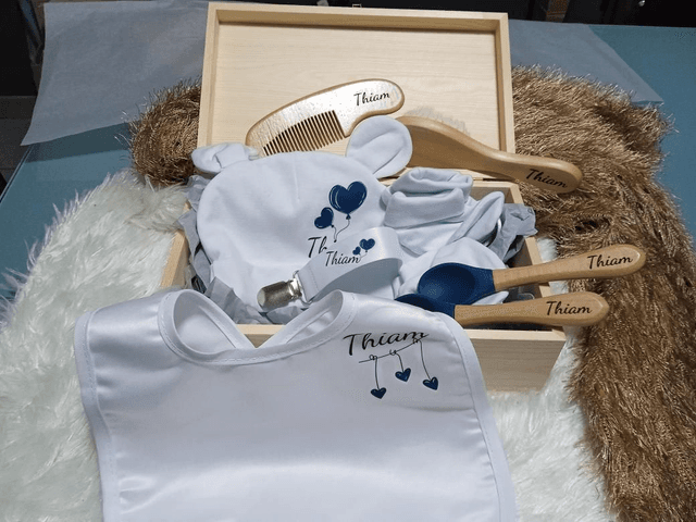 Coffret naissance / baby shower / prénatal - jolis cadeaux assortis présentés dans une boîte en bois massif à rabat - Tout personnalisable
