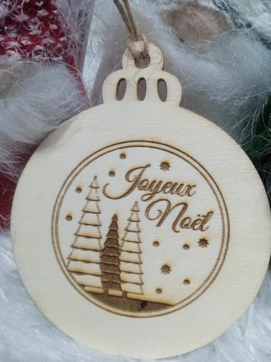 Boule de noël en bois gravure laser motifs sapins et inscription Joyeux Noël.